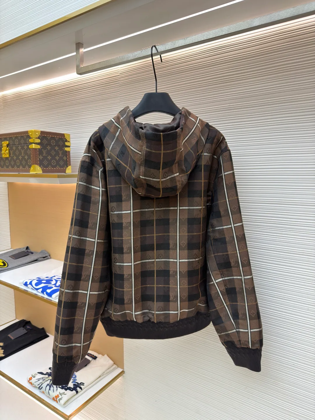 LOUIS VUITTON plaid hooded logo loose jacket ●Original version: Purchased and developed for 27300 ●Item number: 1682148-B70 ●Material: cotton mercerized fabric ●Technology: jacquard production ●Color: brown ●Version: fitted version ●Weight: about 890 grams ●Size: 48-50-52-54 ●Description: This zipper hoodie is made of sheep wool blended to lay out the seasonal Monogram Checked jacquard makes it a great choice for layering across seasons. A Vuitton felt patch sits at the chest, and the dressy hood has beaded drawstring tips. Available in matching trousers. Regular fit 83% sheep wool, 17% polyester Lining: 100% viscose Logo jacquard Felt logo patch on front, ribbed cuffs and hem Logo-lined zip closure Kangaroo pocket, drawstring hood with beaded drawstring ends. The overall wiring is straight and delicate, the fabric is comfortable and soft, and the color is consistent without color difference. It can be matched with the same style to create a fashionable look and control various occasions. Customized accessories, complete with three standards, same style for men and women!